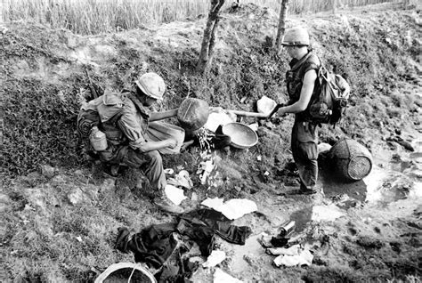 My Lai-massakern: En tragedi under Vietnamkriget som kastade skugga över amerikansk militär ära och väckte globalt engagemang för fredsrörelsen.