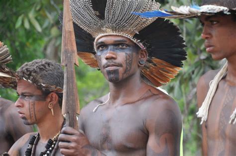 Den Mystrande Förvandlingen av Tupinambá-Stammen till Amazonasflodens Övliga Gudabefällare: En Indigenn Studie av 200-Talets Brasilien.