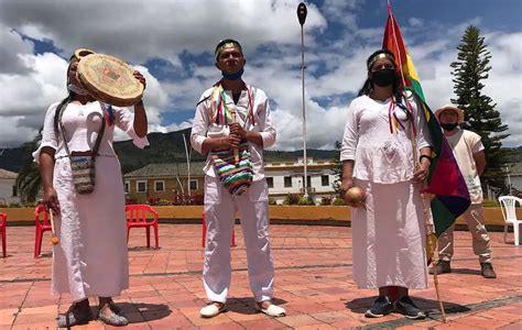 Den mytiska höstfestivalen; en historisk analys av Muisca-folkets religiösa ceremonier och politiska maktbalansering i 9:e århundradets Colombia