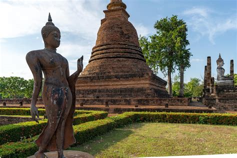 Den Tempelceremoniella Konflikten i Sukhothai: En Berättelse om Politisk Instabilitet och Religiös Strävan